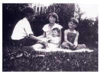 1933071001b Verne-Lorraine-Robert-Marilyn Jamieson